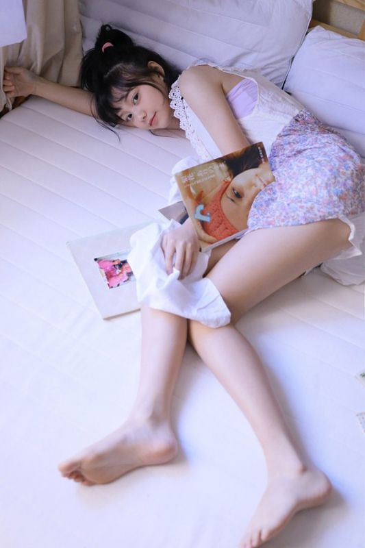 日系女孩夏日私房细嫩美腿性感清纯照