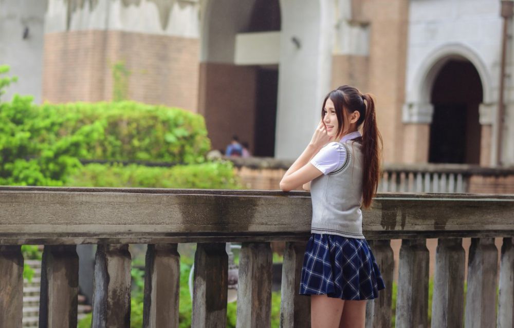台湾90后长腿美眉校园学生短裙玉腿性感清纯摄影图片
