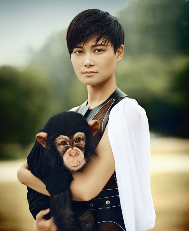 李宇春抱小猴子拍摄亲密写真