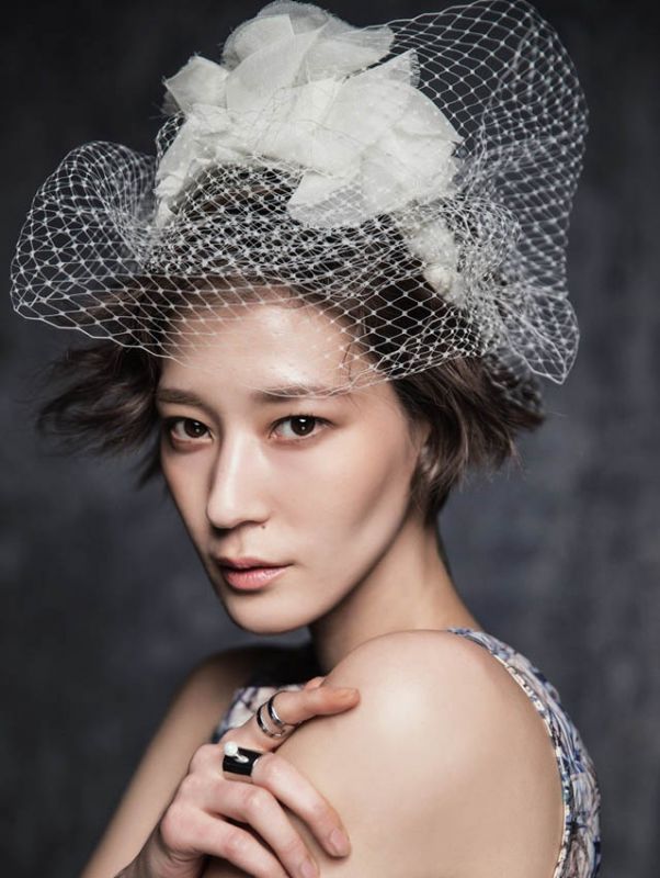 韩国著名模特李英真短裙迷人写真