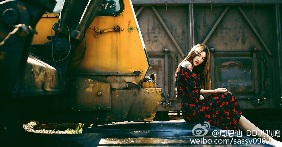 上海美女车模周思迪性感长腿写真