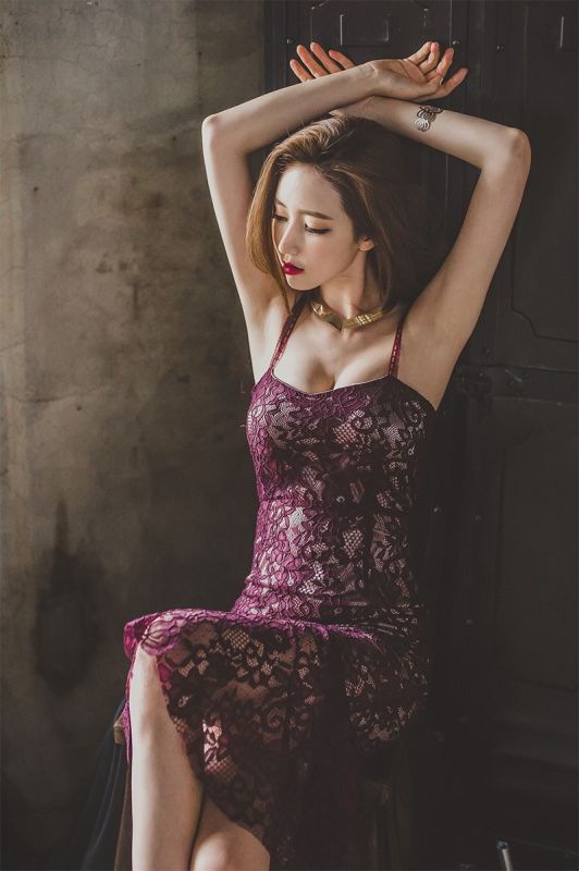 美腿美女李妍静吊带深紫色蕾丝裙性感妖娆人体艺术照