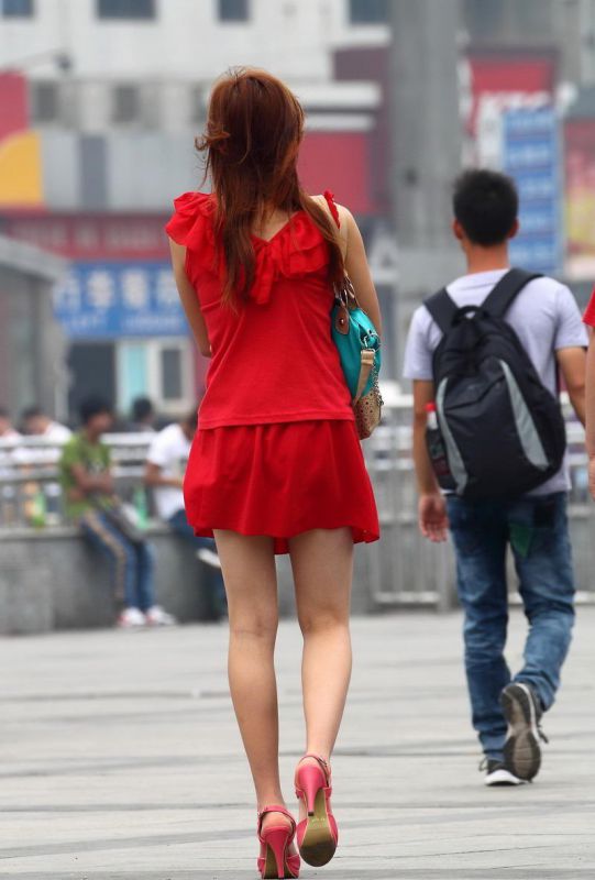 街拍美女背影鲜艳红裙尽显窈窕身材