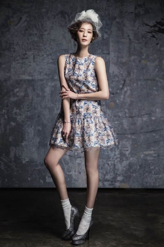 韩国著名模特李英真短裙迷人写真