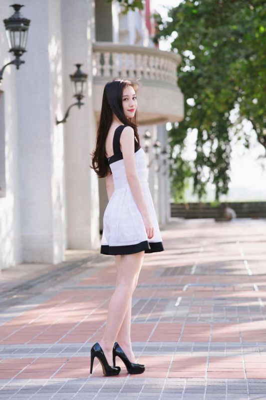 越南美女清新短裙街拍大片