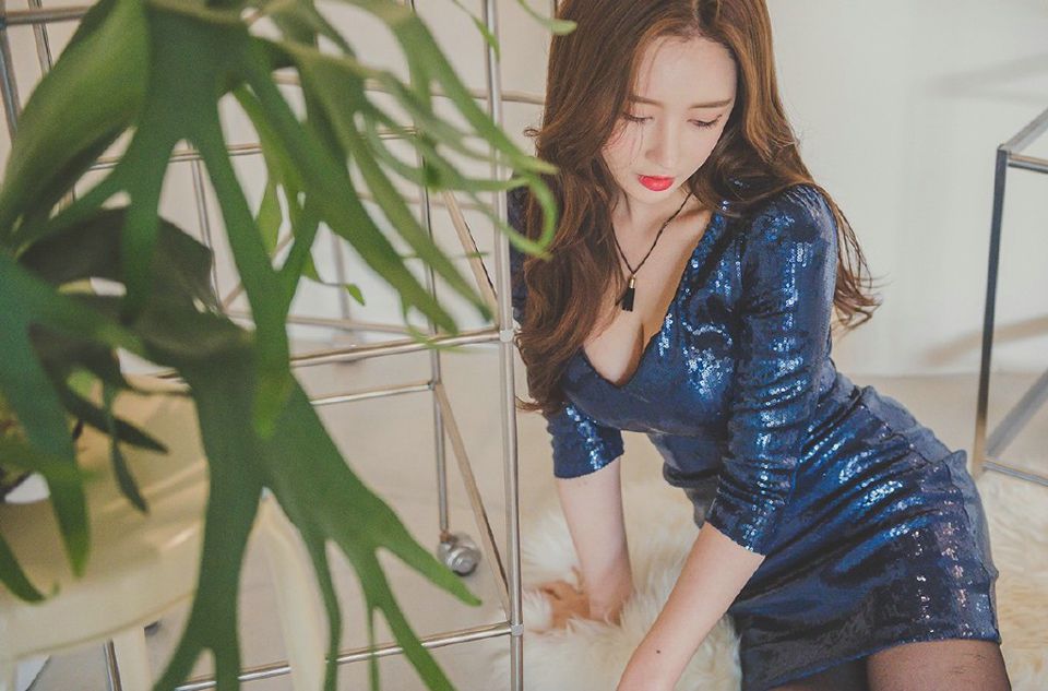 韩国完美女神室内亮片紧身短裙私房照