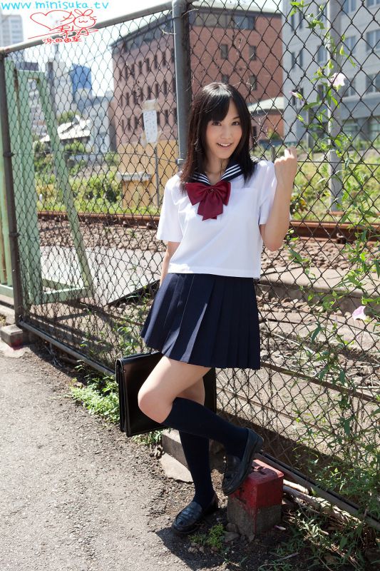 日本学生制服妹子浜田由梨甜美外拍照