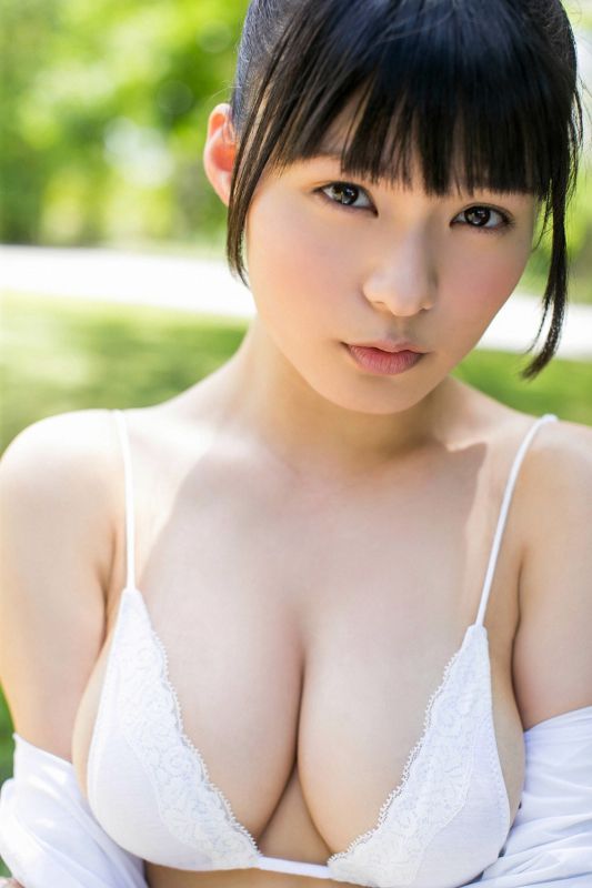 日本大胸美女星名美津纪户外比基尼图片
