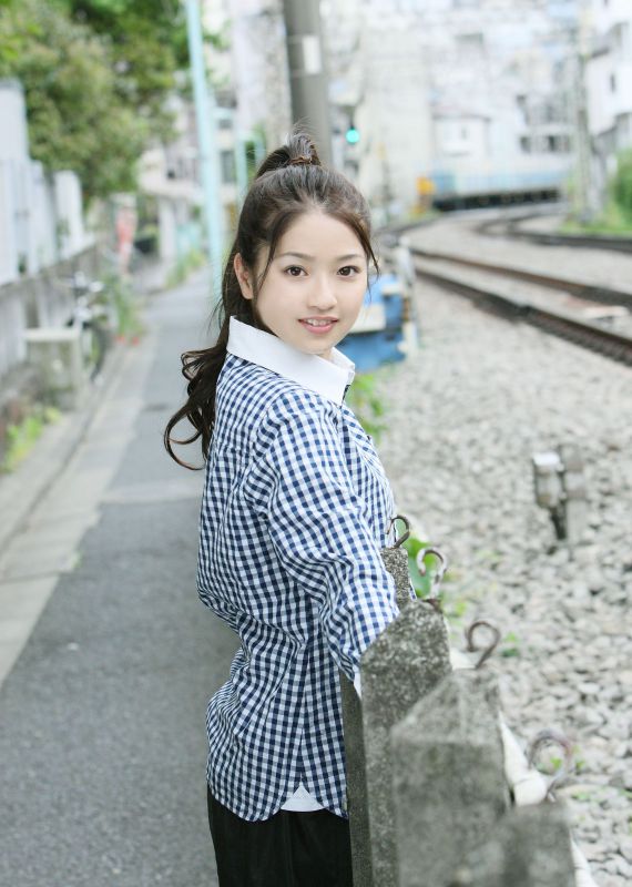 日本女孩提坂笑加户外迷人写真