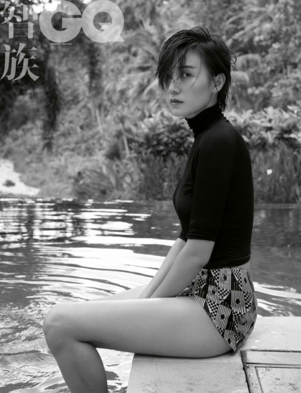 内地女演员宋佳露背高腰连体裤性感图片