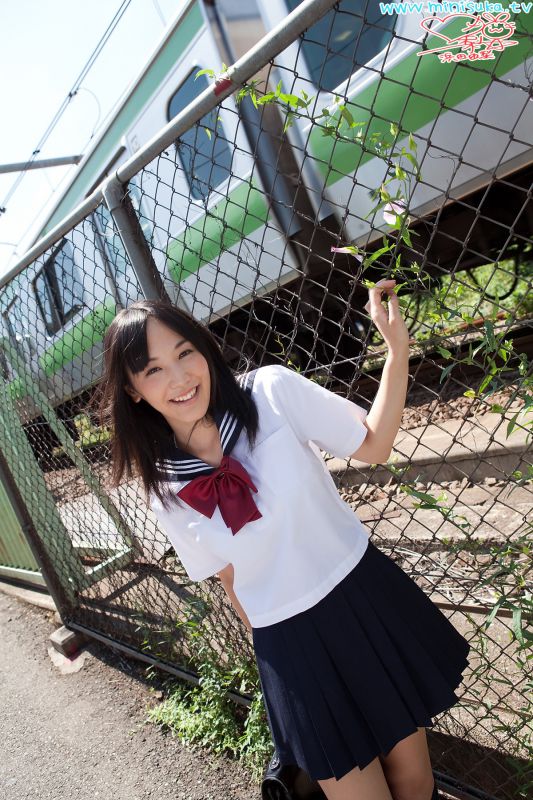 日本学生制服妹子浜田由梨甜美外拍照