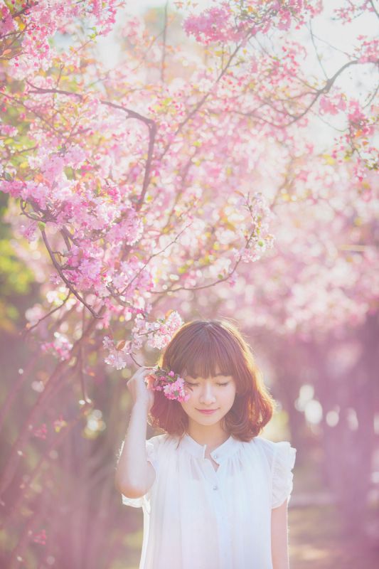 桃花树下的清纯女生貌美如花