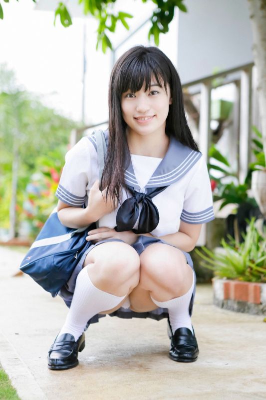 日本女优高崎圣子户外上演制服的诱惑
