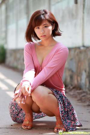 日本女模特安枝瞳性感美臀诱惑写真