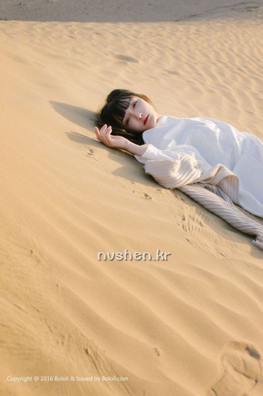 空气刘海妹子之应沙漠摄影写真图片