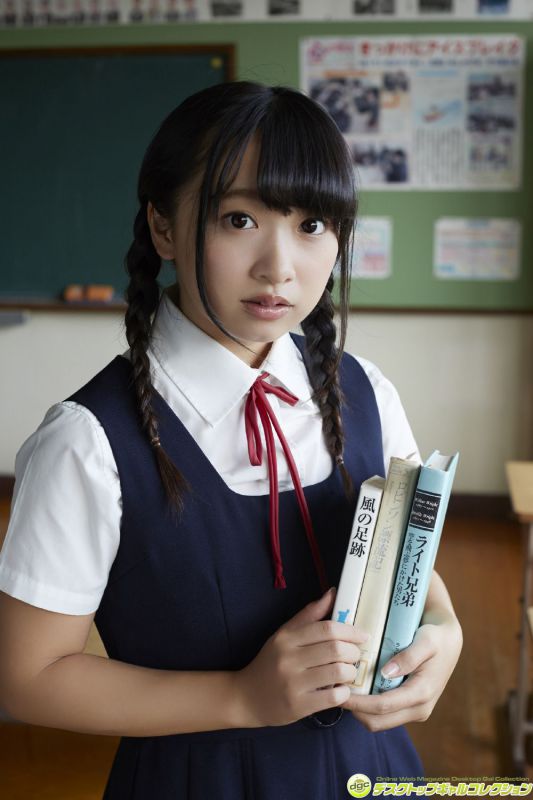 日本少女偶像一色杏子学生制服摄影图片