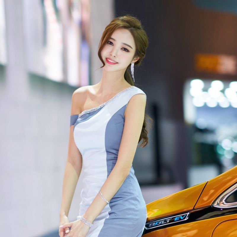 韩国美女车模郑恩惠车展写真笑容迷人