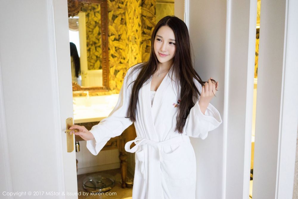 美女模特刘奕宁酒店浴袍写真气质迷人