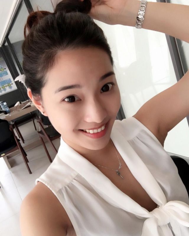 美女学生妹郑小奈自拍私房照白嫩迷人