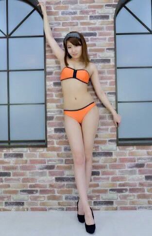 日本美腿模特绪方友莉奈写真图片