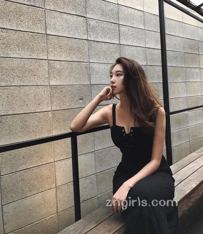 韩国美女申高恩自拍美照低胸诱惑