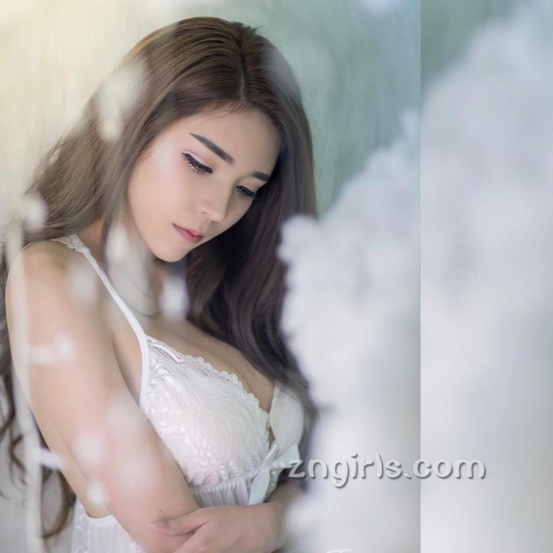 泰国美女车模Janet车展写真性感迷人