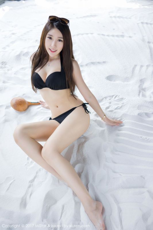 美女模特刘奕宁酒店浴袍写真气质迷人