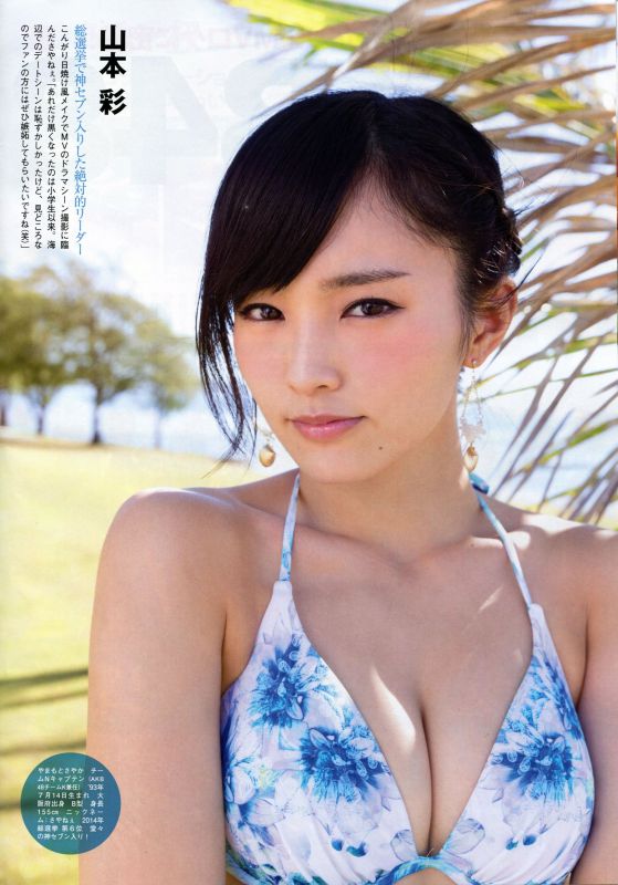日本少女偶像团体海边泳衣摄影图片