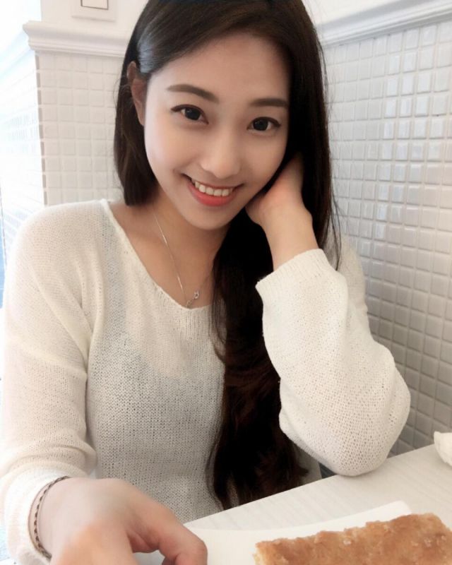 美女学生妹郑小奈自拍私房照白嫩迷人