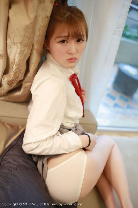 萝莉美女伊小七制服短裙写真