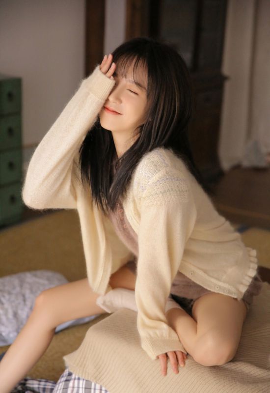 日系美女房客赖床笫之欢白嫩清纯氧气长腿写真