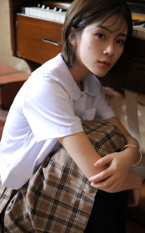日本少女钢琴室白嫩素颜氧气空灵写真