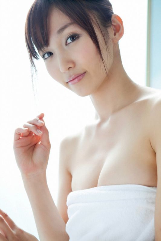 日本美胸嫩模浴缸湿身照