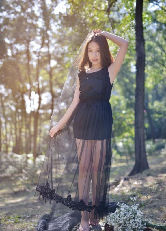黑色短裙少女森林迷人写真