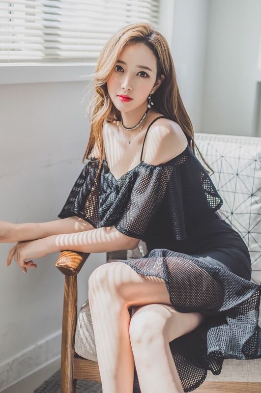 韩国爆乳美女模特李妍静透视黑裙大胆人体艺术写真