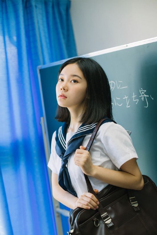韩国短发少女学生装素人青涩怡静写真