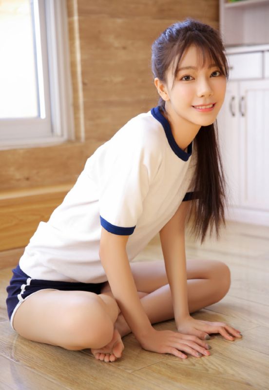 90后清纯美女日式体操服裸足美腿性感写真