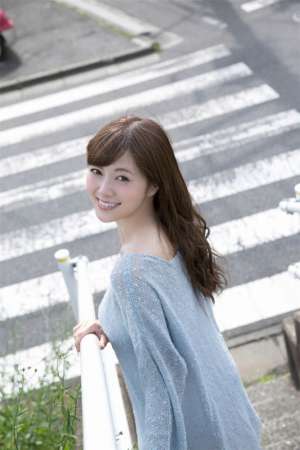 日本人气歌手白石麻衣性感诱惑写真