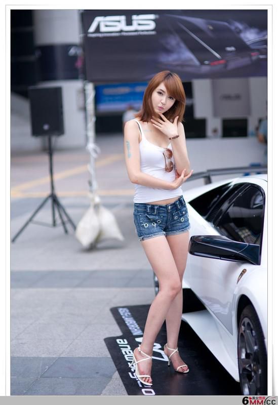 韩国车模白色上衣气质迷人
