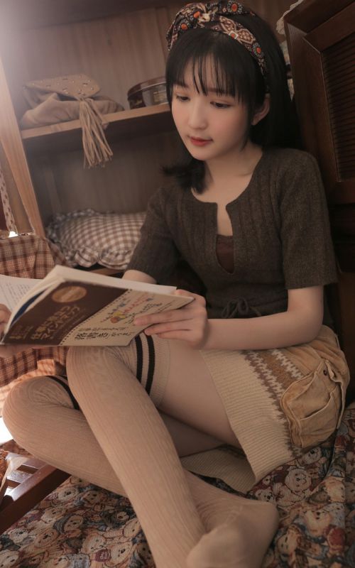 韩国可爱漂亮萝莉美女居家丝袜美腿写真图片