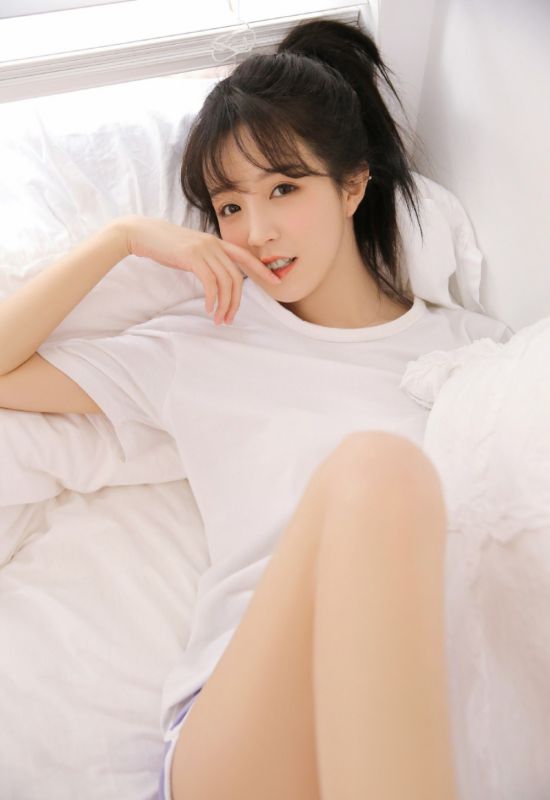 日系美女房客赖床笫之欢白嫩清纯氧气长腿写真