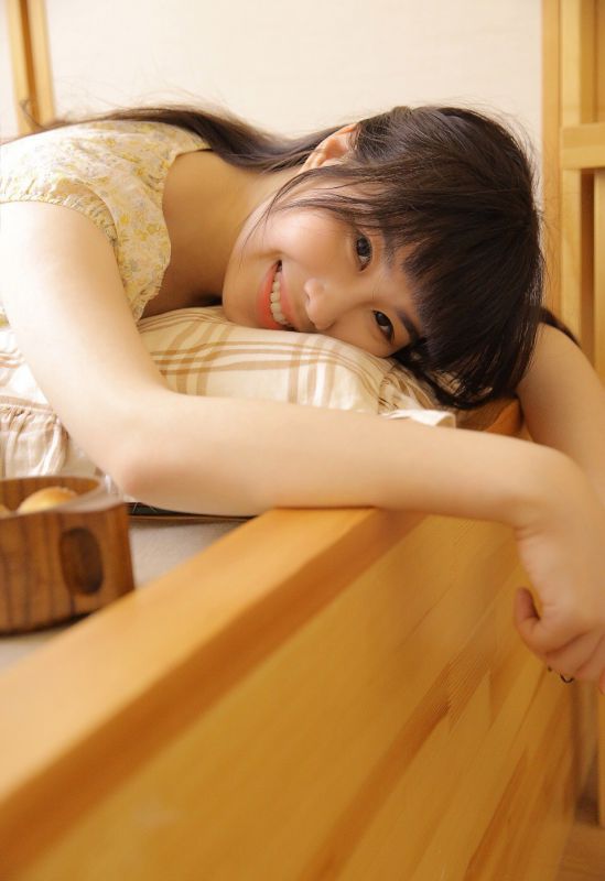 日本素人美女床上娇羞玉足美腿人体大胆诱惑写真