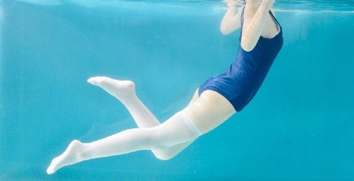 深海女孩湿身连体内衣白丝氧气白嫩写真