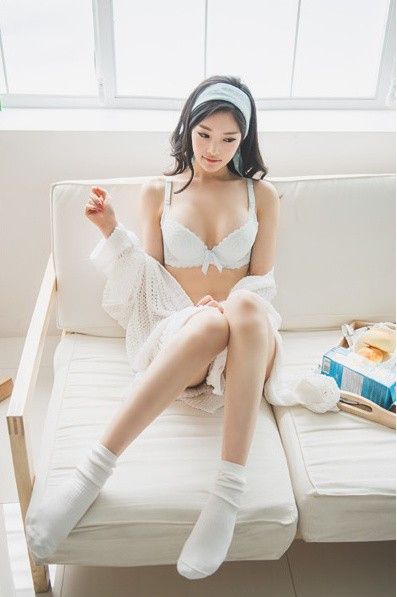时尚气质韩国美女短发丰韵酥胸写真