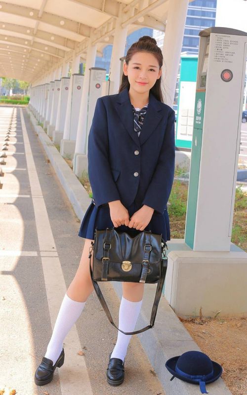 校花美女性感学生妹户外穿着制服裙子在野战公车写真
