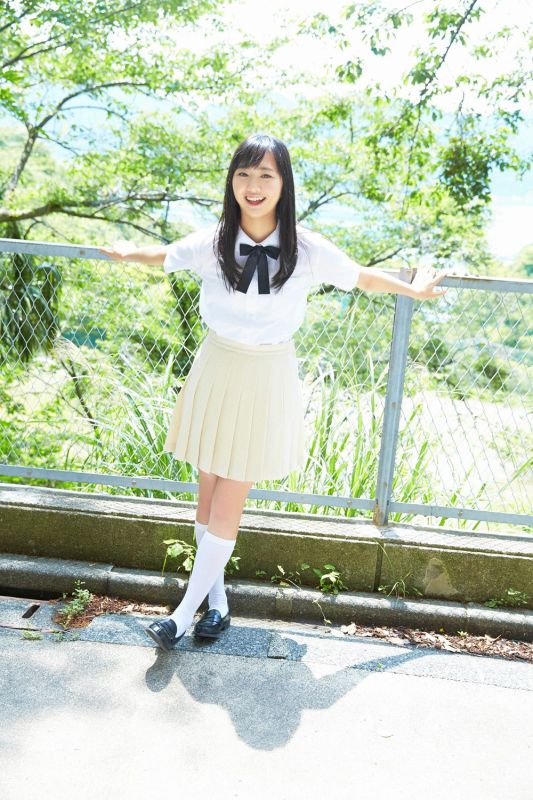 日本学生制服美女户外清纯图片