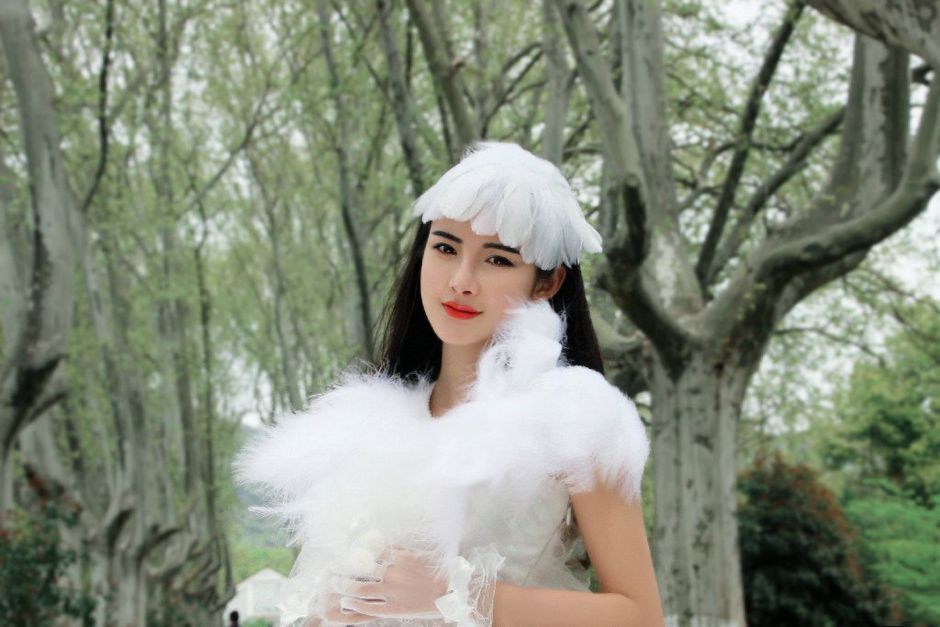 朱韵淇白色礼服写真变身森林仙子