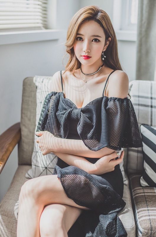 韩国爆乳美女模特李妍静透视黑裙大胆人体艺术写真