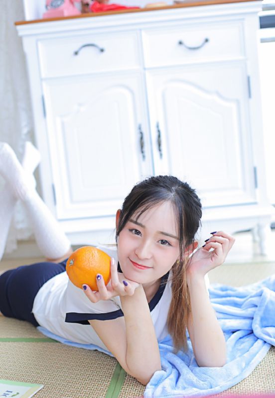 甜美女孩香橙体操服室内青涩粉嫩写真
