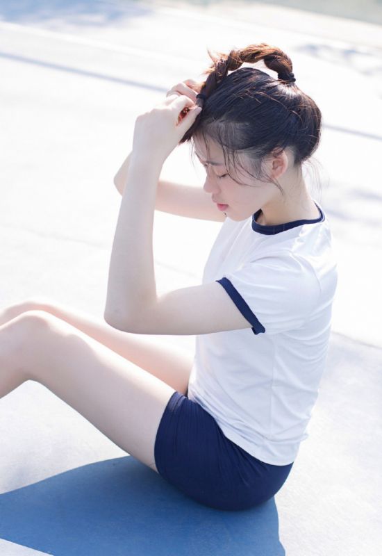 日本校园运动美女元气体操服翘臀长腿养眼写真